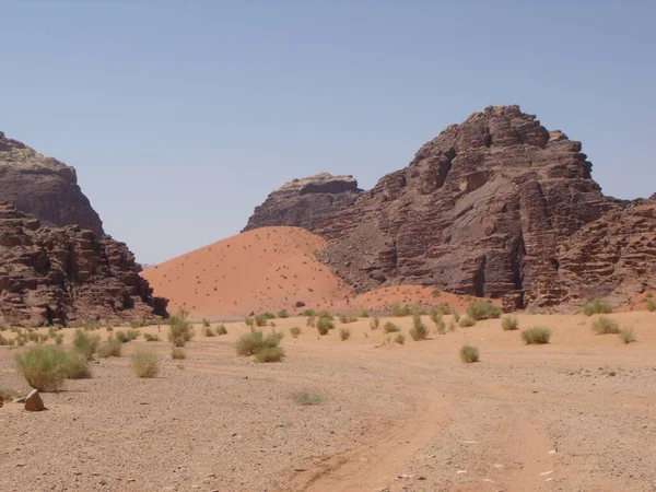 ワディ ラム砂漠 ヨルダン 2010年8月15日 ワディ ラム砂漠 ヨルダンの山々の間の赤い砂丘 — ストック写真