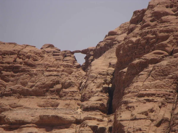 Wadi Rum Desert Jordânia Agosto 2010 Arco Rochoso Natural Sobre — Fotografia de Stock