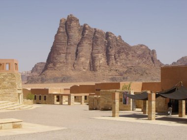 Wadi Rum Çölü, Ürdün, 14 Ağustos 2010: Wadi Rum Çölü 'ndeki Turist Karşılama Merkezi' nin yanındaki yüksek dağlar, Ürdün