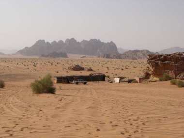 Wadi Rum Çölü, Ürdün, 14 Ağustos 2010: Ürdün, Wadi Rum Çölü 'ndeki dağların arasında çadırları olan Bedevi kampı