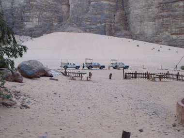Wadi Rum Çölü, Ürdün, 14 Ağustos 2010: Wadi Rum Çölü 'nde üç off-road arabası, Ürdün