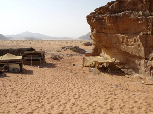 Wadi Rum Desert Jordan 2010年8月14日 ヨルダンのWadi Rum Desert Jordanの砂に植えられたテント付きの典型的なベドウィンキャンプ — ストック写真