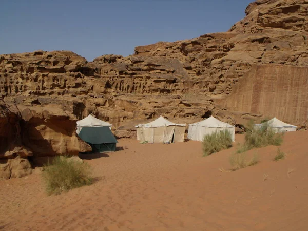 Wadi Rum Desert Ιορδανία Αυγούστου 2010 Λευκές Σκηνές Φυτεμένες Στην — Φωτογραφία Αρχείου