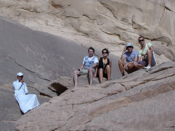 2010 요르단 요르단 사막에서 무리의 관광객들 — 스톡 사진