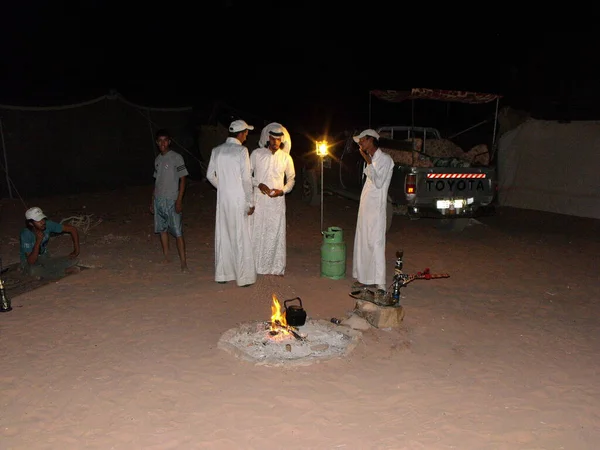 Wadi Rum Desert Jordania Agosto 2010 Tres Hombres Preparan Cena — Foto de Stock