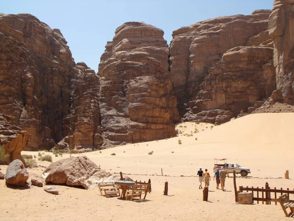 Wadi Rum Öknen Jordanien Augusti 2010 Grupp Turister Kör Till — Stockfoto