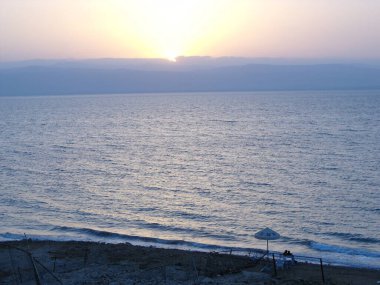 Ölü Deniz, Ürdün, 9 Ağustos 2010: Ürdün 'de Ürdün' de Ölü Deniz kıyısında arka planda Mısır olan sessiz bir plaj