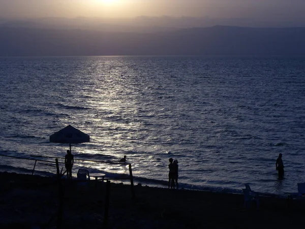 Dode Zee Jordanië Augustus 2010 Verschillende Mensen Ontspannen Bij Zonsondergang — Stockfoto