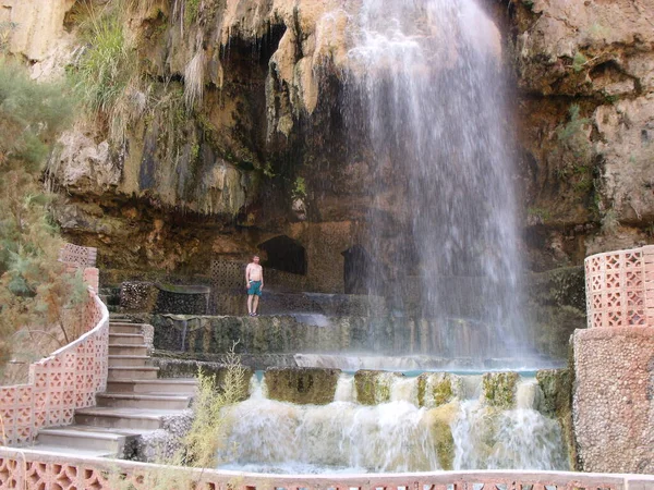 Hammamat Hot Springs Jordanië Augustus 2010 Een Toerist Bij Waterval — Stockfoto