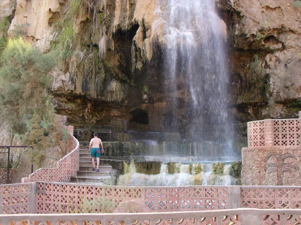 Hammamat Hot Springs Jordanië Augustus 2010 Een Man Warmwaterbronnen Het — Stockfoto