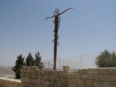 Mont Nebo, Ürdün, 9 Ağustos 2010: Ürdün 'deki Nebo Dağı' nda Katolik haçı