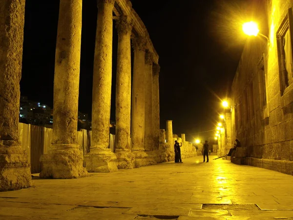 Amman Jordanië Augustus 2010 Nachtzicht Straatzuilen Van Het Romeinse Theater — Stockfoto