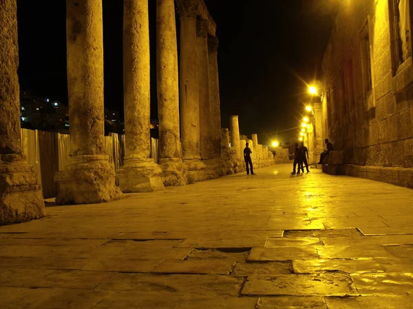 Ammán Jordánsko Srpna 2010 Noční Pohled Sloupy Ulici Před Římským — Stock fotografie