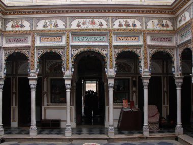Mandawa, Rajasthan, Hindistan, 11 Ağustos 2011: Mandawa, Rajasthan, Hindistan 'daki Heritage Hotel' in iç avlusu