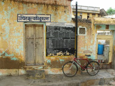 Mandawa, Rajasthan, Hindistan, 11 Ağustos 2011: Mandawa, Rajasthan, Hindistan 'da bir sokakta bisiklet