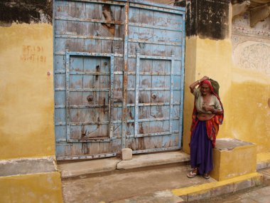 Mandawa, Rajasthan, Hindistan, 11 Ağustos 2011: Mandawa, Rajasthan, Hindistan 'da bir evin kapısında yaşlı bir kadın