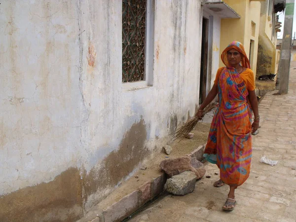 Mandawa Rajasthan Ινδία Αυγούστου 2011 Γυναίκα Ένα Δρόμο Στην Mandawa — Φωτογραφία Αρχείου