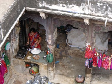 Mandawa, Rajasthan, Hindistan, 11 Ağustos 2011: Mandawa, Rajasthan, Hindistan 'da eski bir sarayda yemek pişiren bir kadın