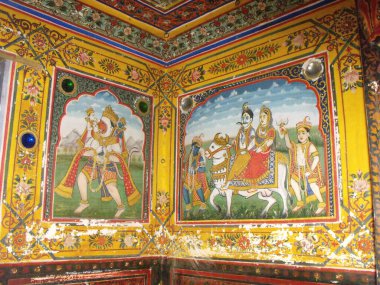 Mandawa, Rajasthan, Hindistan, 11 Ağustos 2011: Mandawa, Rajasthan, Hindistan 'da eski bir sarayda veya haveli' de renkli çizimler
