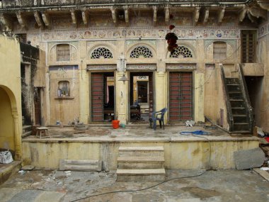 Mandawa, Rajasthan, Hindistan, 11 Ağustos 2011: Mandawa, Rajasthan, Hindistan 'da hasar gören eski bir saray veya haveli avlusu