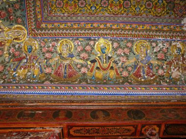 Mandawa, Rajasthan, Hindistan, 11 Ağustos 2011: Mandawa, Rajasthan, Hindistan 'da antik bir sarayda altınla çizimler