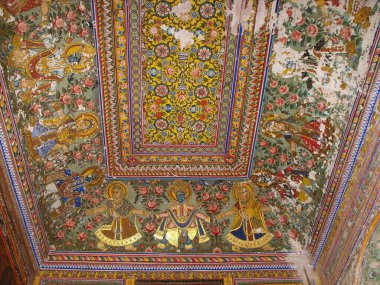 Mandawa, Rajasthan, Hindistan, 11 Ağustos 2011: Mandawa, Rajasthan, Hindistan 'da antik bir sarayda altın desenli tavan