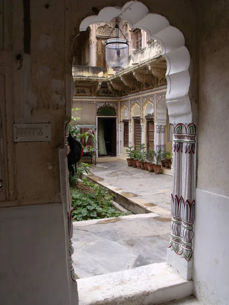 Mandawa, Rajasthan, Hindistan, 11 Ağustos 2011: Mandawa, Rajasthan, Hindistan 'da bir saray evinin avlusunun girişine dikey bir bakış