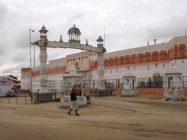 Karni Mata Rat Tapınağı, Deshnok, Bikaner, Rajasthan, Hindistan, 12 Ağustos 2011: Hindistan 'ın Deshnok kentindeki Karni Mata Rat Tapınağının giriş kapısı ve cephesi