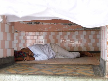 Karni Mata Rat Tapınağı, Deshnok, Bikaner, Rajasthan, Hindistan, 12 Ağustos 2011: Bir adam Hindistan, Deshnok 'taki Karni Mata Rat Tapınağı' nda bir odada uyuyor