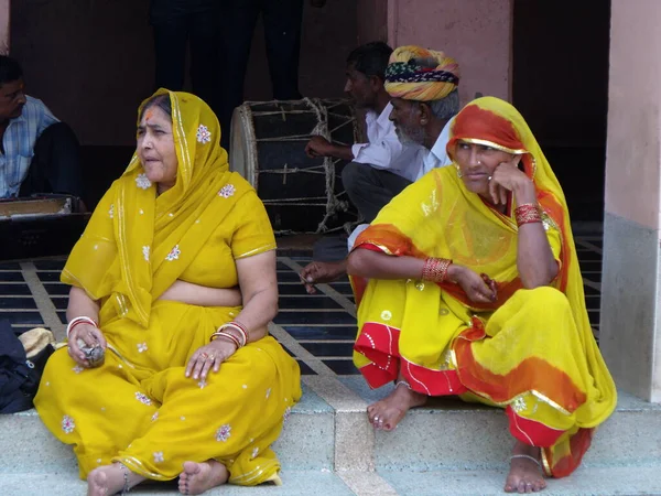 Karni Mata Rat Tapınağı, Deshnok, Bikaner, Rajasthan, Hindistan, 12 Ağustos 2011: Hindistan, Deshnok 'taki Karni Mata Rat Tapınağı' nda renkli elbiseli iki kadın