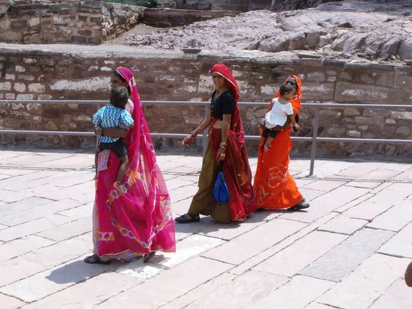 Jodhpur Rajasthan India August 2011 Three Women Children Entering Mehrangarh — 图库照片