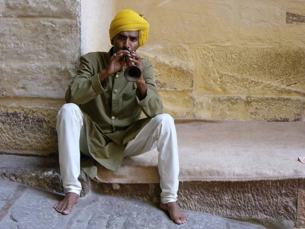 Jodhpur Rajastán India Agosto 2011 Hombre Toca Una Flauta Dentro —  Fotos de Stock