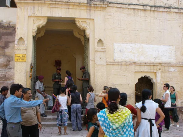 Jodhpur Rajasthan India Augustus 2011 Groep Mensen Bij Ingang Van — Stockfoto