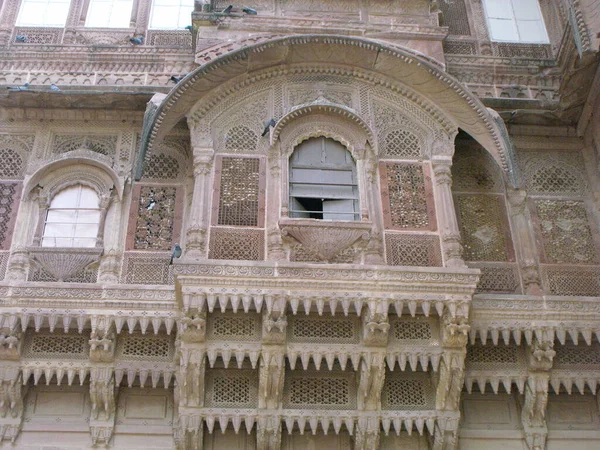2011年8月14日インド ラジャスタン州ジョードプル インド ジョードプル市のメランガル砦のバルコニーと窓の壮大な装飾 — ストック写真
