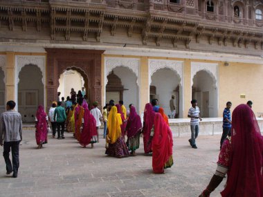 Jodhpur, Rajasthan, Hindistan, 14 Ağustos 2011: Hindistan 'ın mavi kenti Jodhpur' daki Mehrangarh Kalesi 'nin iç avlusunda sayısız insan