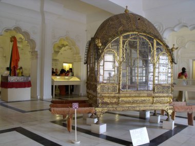 Jodhpur, Rajasthan, Hindistan, 14 Ağustos 2011: Hindistan 'ın mavi kenti Jodhpur' daki Mehrangarh Kalesi 'nde altın savaş arabası