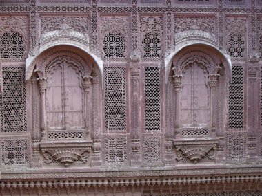 Jodhpur, Rajasthan, Hindistan, 14 Ağustos 2011: Hindistan 'ın mavi kenti Jodhpur' da Mehrangarh Kalesi 'nin kırmızı renkli kafes pencereleri