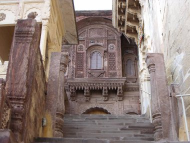 Jodhpur, Rajasthan, Hindistan, 14 Ağustos 2011: Hindistan 'ın mavi kenti Jodhpur' daki Mehrangarh Kalesi 'nin zengin dekore edilmiş giriş merdivenleri ve pencereleri