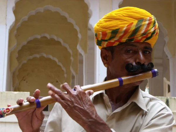 Jodhpur Rajasthan Índia Agosto 2011 Homem Turbante Bigode Toca Flauta — Fotografia de Stock