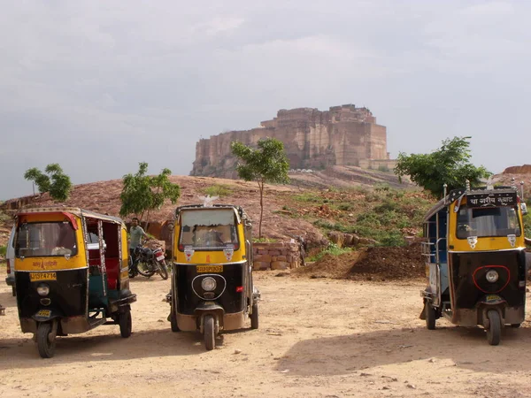 Jodhpur Rajastán India Agosto 2011 Tres Rickshaws Con Fuerte Mehrangarh —  Fotos de Stock