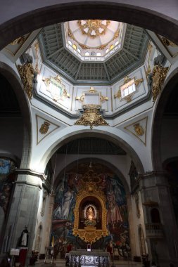 Candelaria, Tenerife, Kanarya Adaları, İspanya, 8 Mart 2022: Yüksek sunağın dikey görünümü ve Tenerife 'deki Candelaria Bazilikası. İspanya