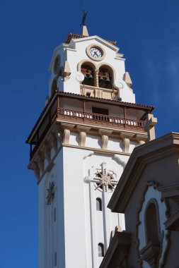 Candelaria, Tenerife, Kanarya Adaları, İspanya, 8 Mart 2022: Tenerife 'deki Candelaria Bazilikası' nın çan kulesinin dikey görüntüsü. İspanya