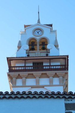 Candelaria, Tenerife, Kanarya Adaları, İspanya, 8 Mart 2022: Çan kulesinin dikey görüntüsü ve Tenerife 'deki Candelaria Bazilikasının saati. İspanya