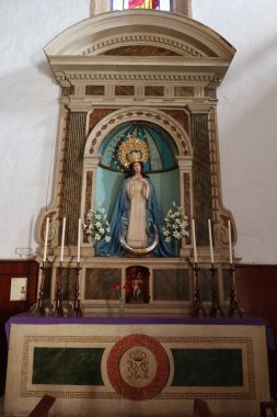 Guimar, Tenerife, Kanarya Adaları, İspanya, 8 Mart 2022: Tenerife, Guimar 'daki Sant Peter kilisesinin sunağında bir bakire resmi. İspanya