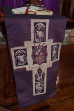 Guimar, Tenerife, Kanarya Adaları, İspanya, 8 Mart 2022: Tenerife, Guimar 'daki Sant Peter Kilisesi' nde bir kürsüde bir kumaşın dikey görüntüsü. İspanya