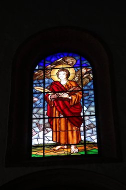 Guimar, Tenerife, Kanarya Adaları, İspanya, 8 Mart 2022: Guimar, Tenerife 'deki Sant Peter kilisesinin içindeki parlak renkli cam pencere. İspanya