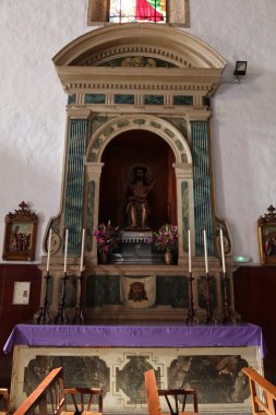 Guimar, Tenerife, Kanarya Adaları, İspanya, 8 Mart 2022: Tenerife, Guimar 'daki Sant Peter kilisesinde İsa' nın kefeninin bir görüntüsüyle sunak. İspanya