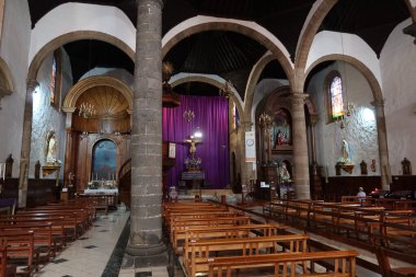 Guimar, Tenerife, Kanarya Adaları, İspanya, 8 Mart 2022: Tenerife, Guimar 'daki Sant Peter kilisesi içindeki bankların genel görüntüsü. İspanya