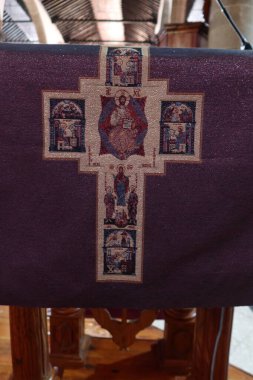 Guimar, Tenerife, Kanarya Adaları, İspanya, 8 Mart 2022: Tenerife, Guimar 'daki Sant Peter Kilisesi' nde bir kürsüdeki kumaşın dikey görüntüsü. İspanya