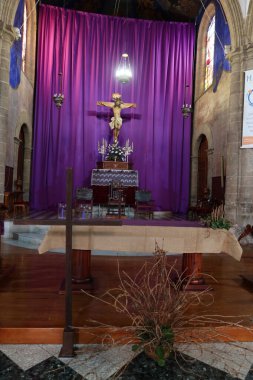 Guimar, Tenerife, Kanarya Adaları, İspanya, 8 Mart 2022: Tenerife 'deki Sant Peter Kilisesi' nde İsa Mesih ile sunağın dikey görüntüsü. İspanya